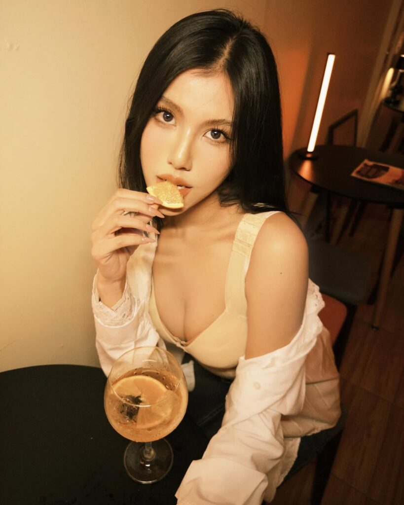 Rekan Kantor Suamiku