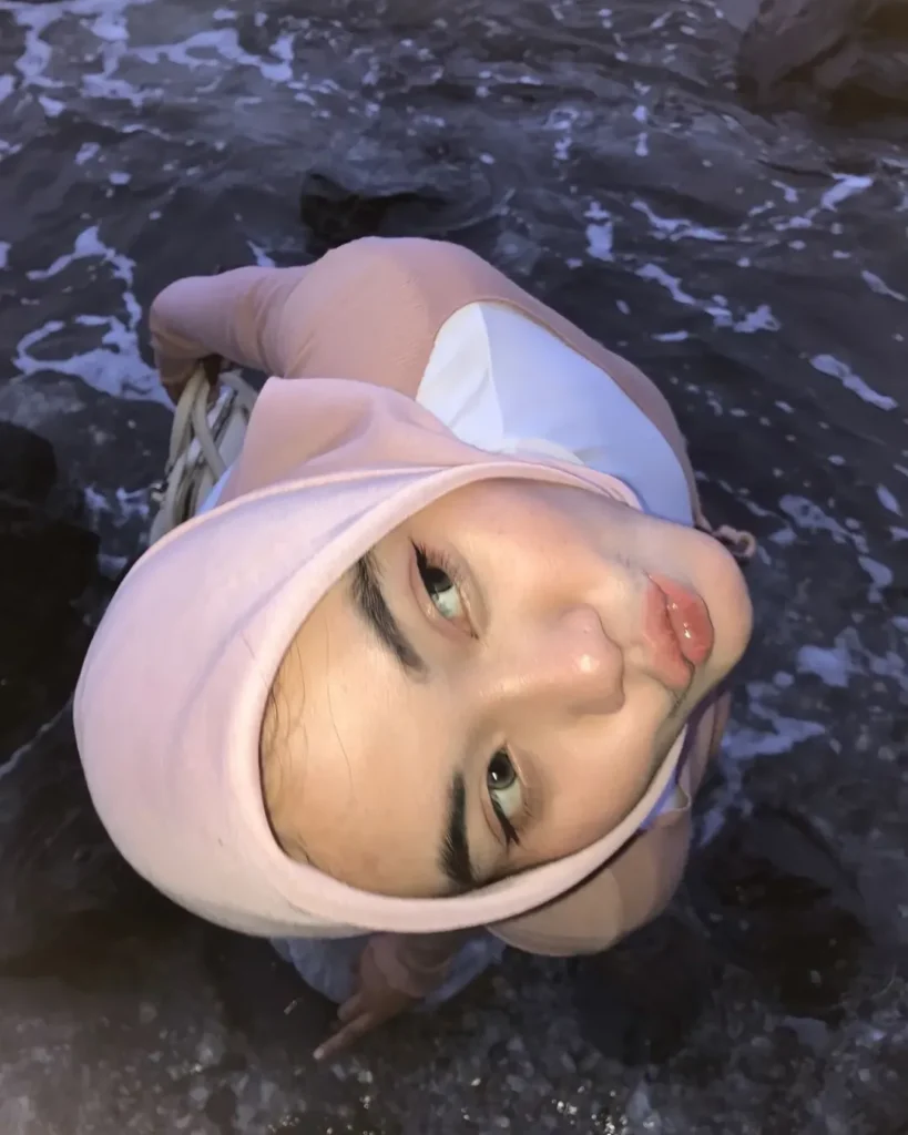 Penjaga Toko Berhijab